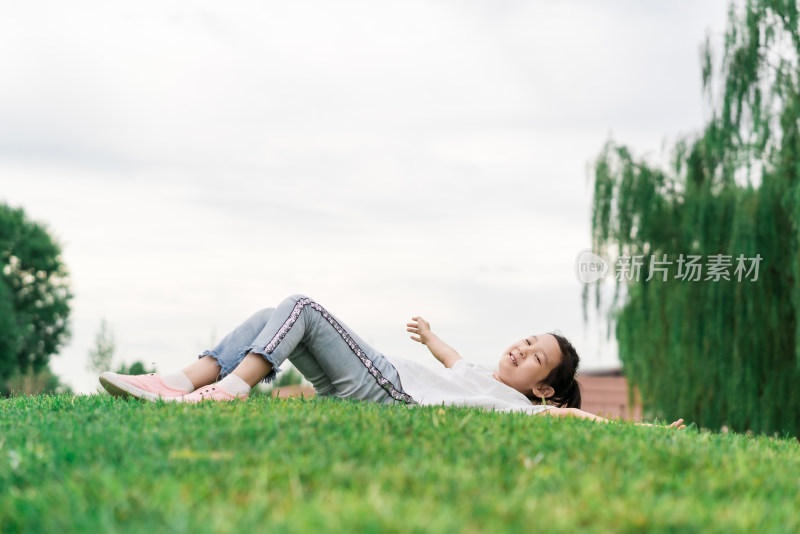 躺在茂盛的草坪上的中国女孩