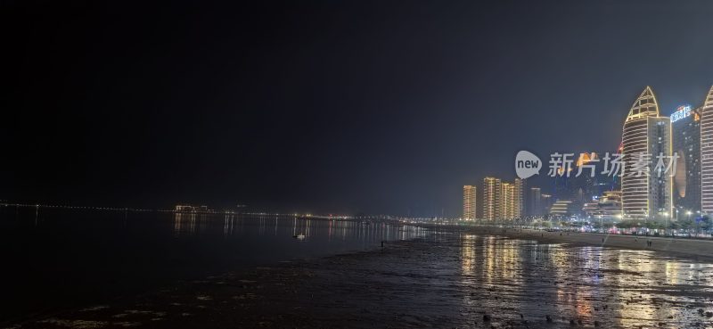 夜晚海滨城市的璀璨高楼灯光秀