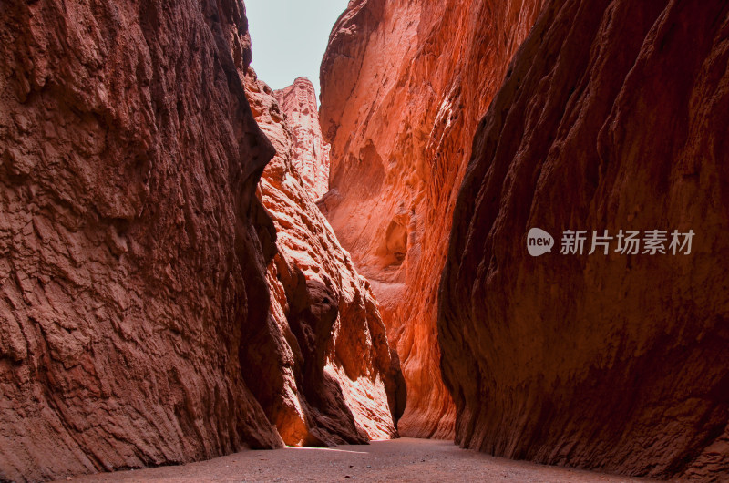 新疆阿克苏库车克孜利亚大峡谷景区山谷景观