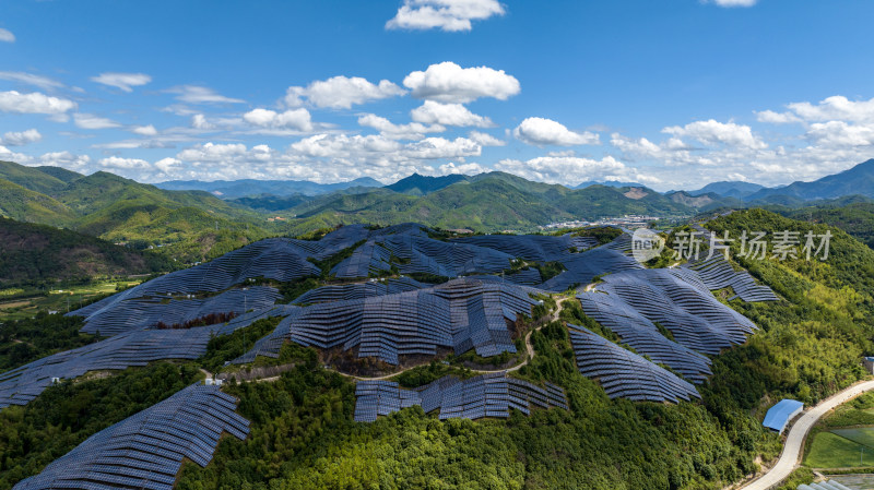 航拍大型光伏发电基地