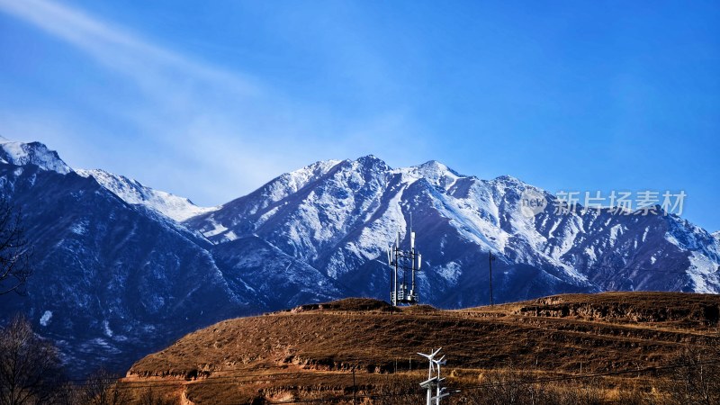 雪山下的山坡上的通信基站