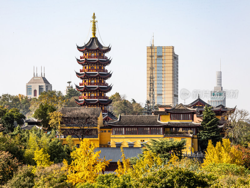 古今建筑融合南京古鸡鸣寺紫峰大厦古今同框