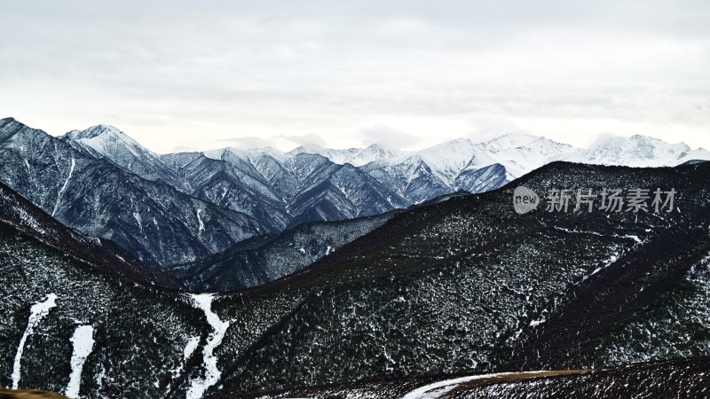 雪山远景，连绵山脉尽显壮丽之美