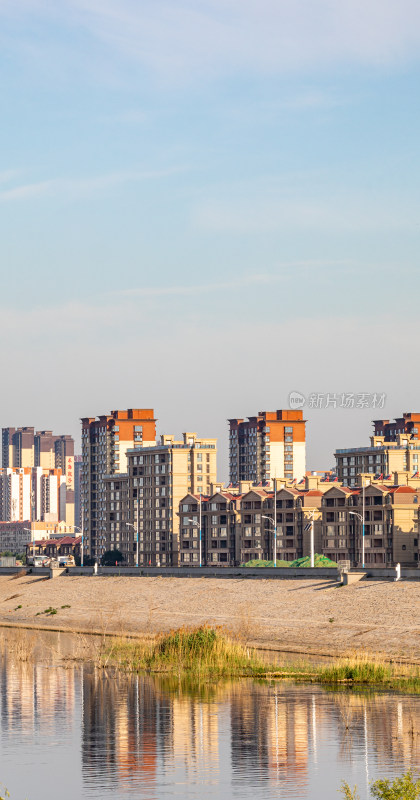 山东济宁邹城孟子湖城市建筑倒影景观