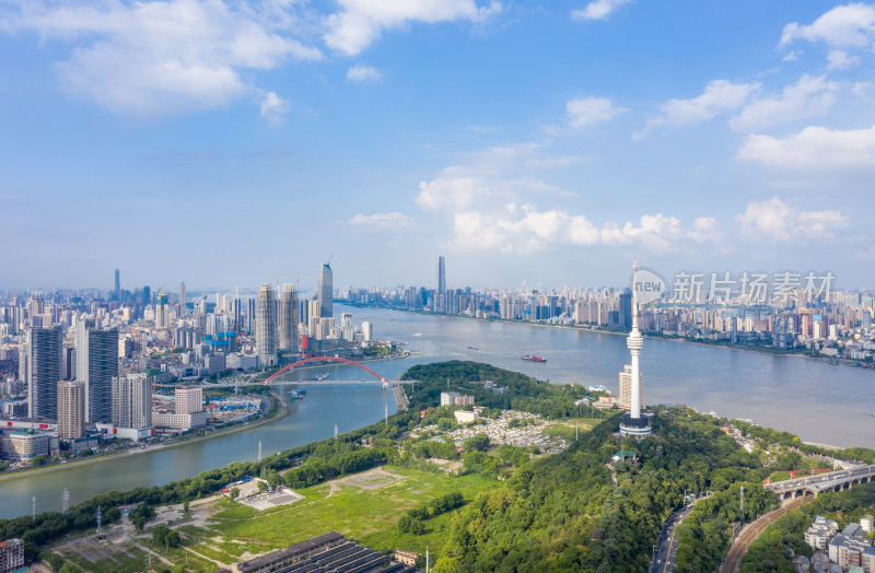 武汉龟山脚下汉江与长江交汇城市风景