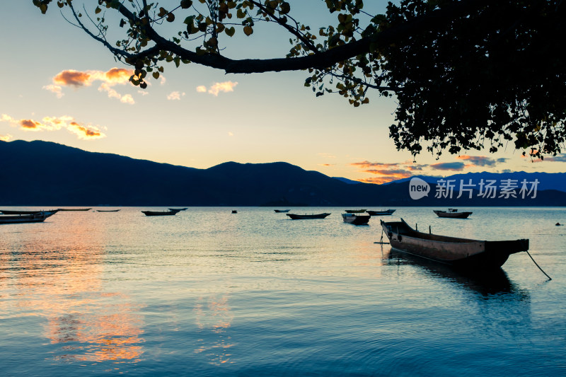 云南泸沽湖女神湾夕阳下的小船