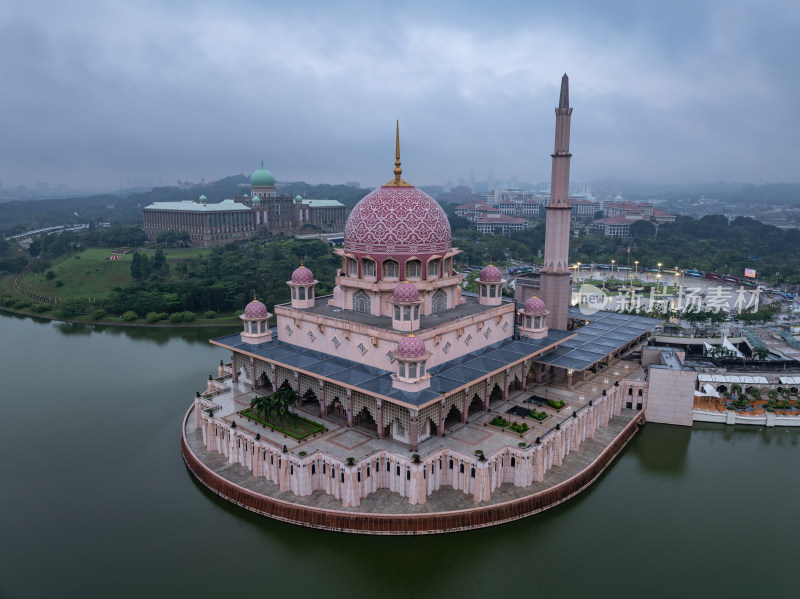 马来西亚布城粉色水上清真寺建筑景观航拍