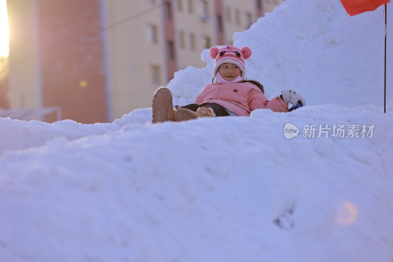 冬日小女孩雪地玩耍