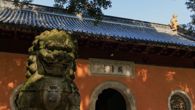 国清寺古建筑前的石狮子特写