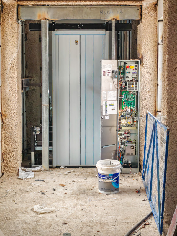 北京老旧小区加装电梯工人施工现场