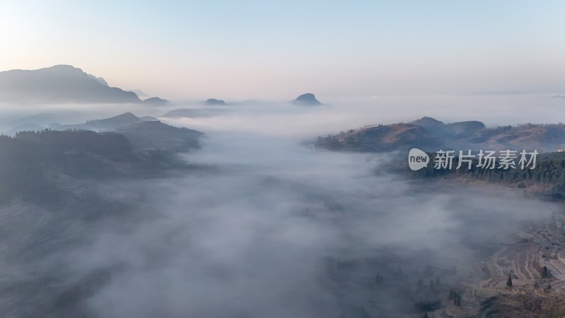 重庆酉阳：雾锁青山村庄靓