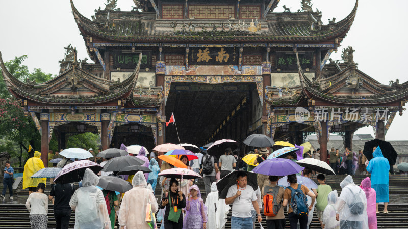 游客们冒雨游览成都都江堰景区