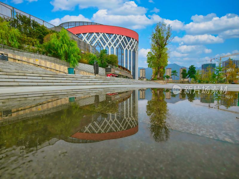 蓝天白云城市建筑倒影景观