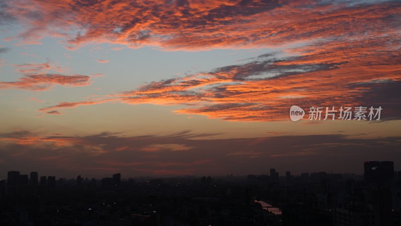 城市上空绚烂多彩的火烧云景观