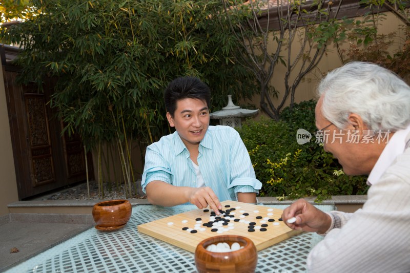 父子在院子里下棋