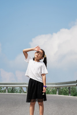 晴朗的夏天午后走在盘山公路上的东方女孩