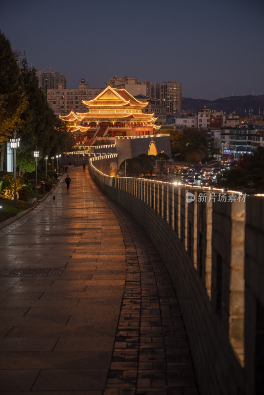 曲靖城门夜景