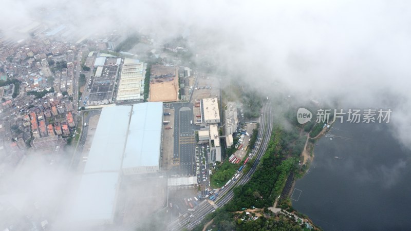 广东东莞：雨后城镇上空云雾缭绕