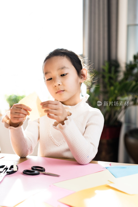 一个人在家做手工剪纸的中国女孩
