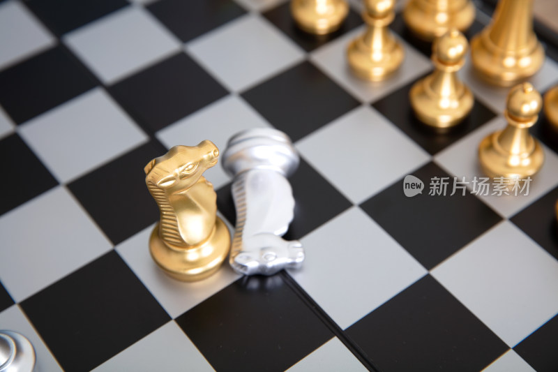 国际象棋棋盘上双方的马棋子在对决