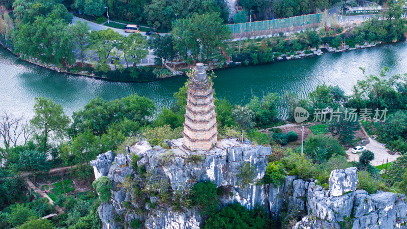 矗立在山水间的古塔鸟瞰图