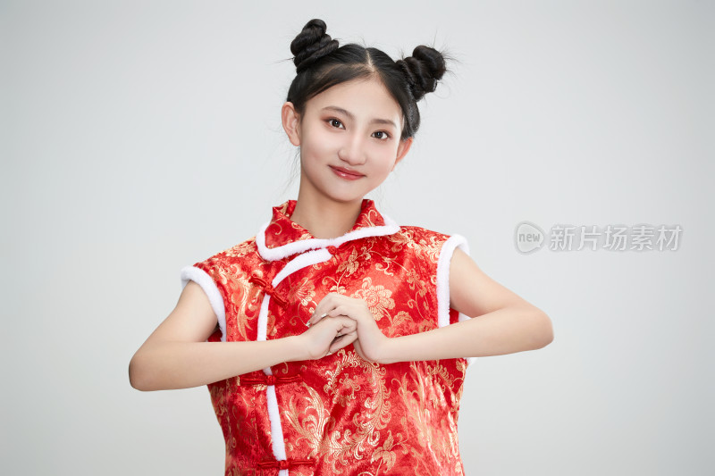 白色背景下身穿喜庆传统服饰的亚洲可爱少女