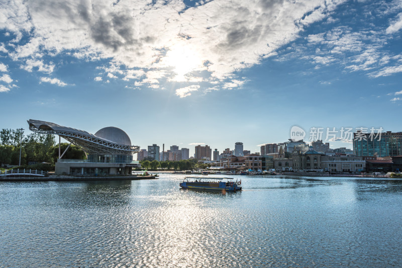 北京朝阳公园水上景观与城市建筑