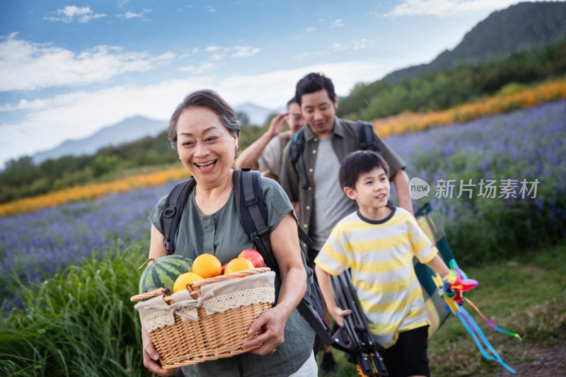 幸福家庭郊游