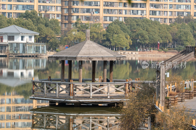 湖边木制凉亭及周边建筑风景