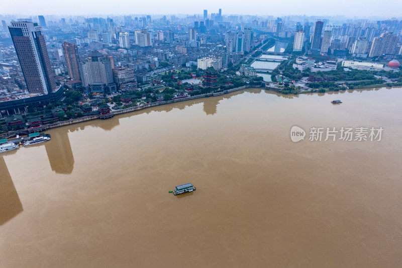 江西南昌赣江岸边城市建设风光