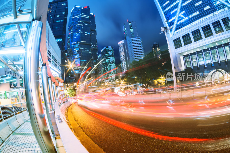 城市街道夜晚车流与高楼景观