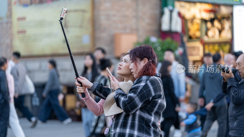 中秋节假期在中国新疆国际大巴扎游玩的游客