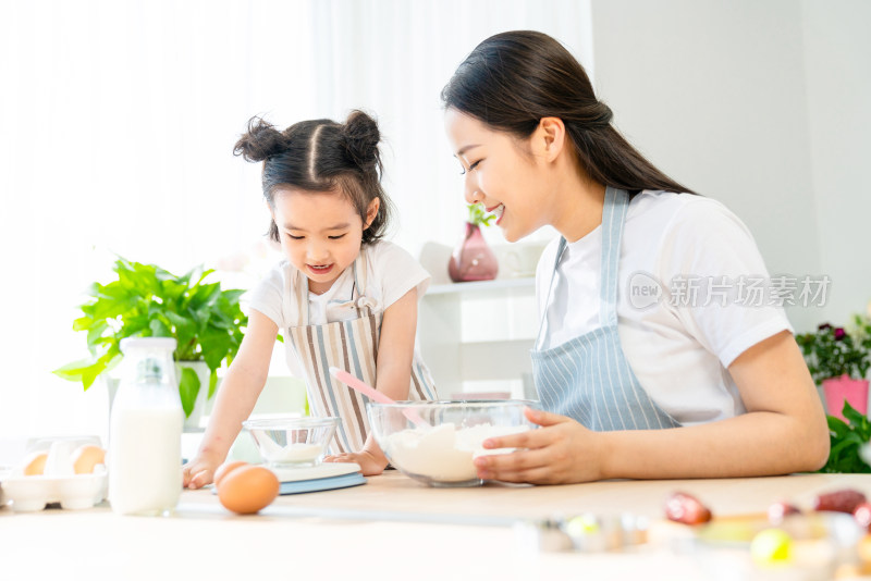 妈妈和女儿一起做烘焙