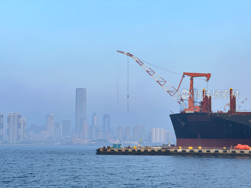 大连钻石湾造船厂海边正在建造的万吨巨轮