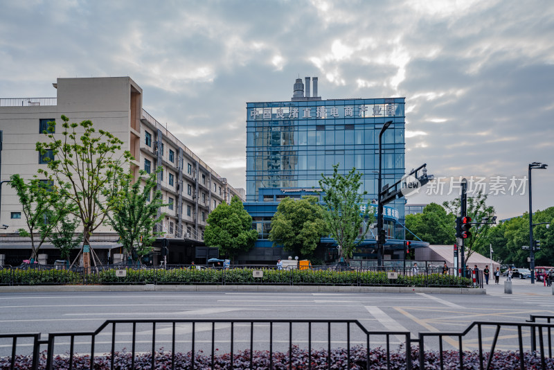 玻璃幕墙建筑的城市街景