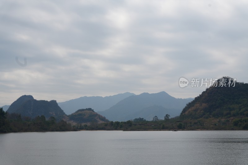 阴天的湖泊山水风景