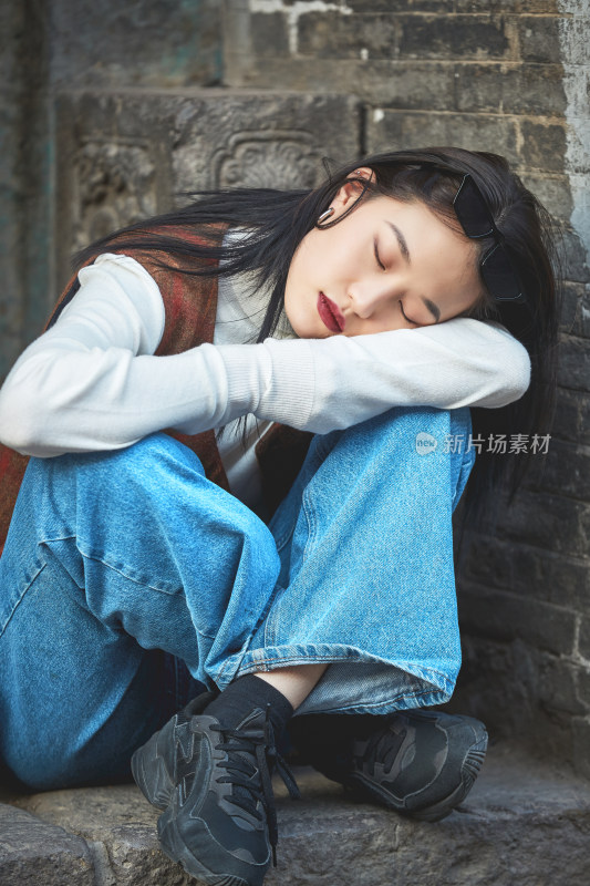 老旧城区里穿着复古港风的美丽清纯少女