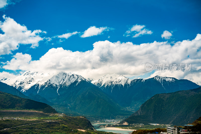 中国西藏高海拔雪山蓝天白云自然风景