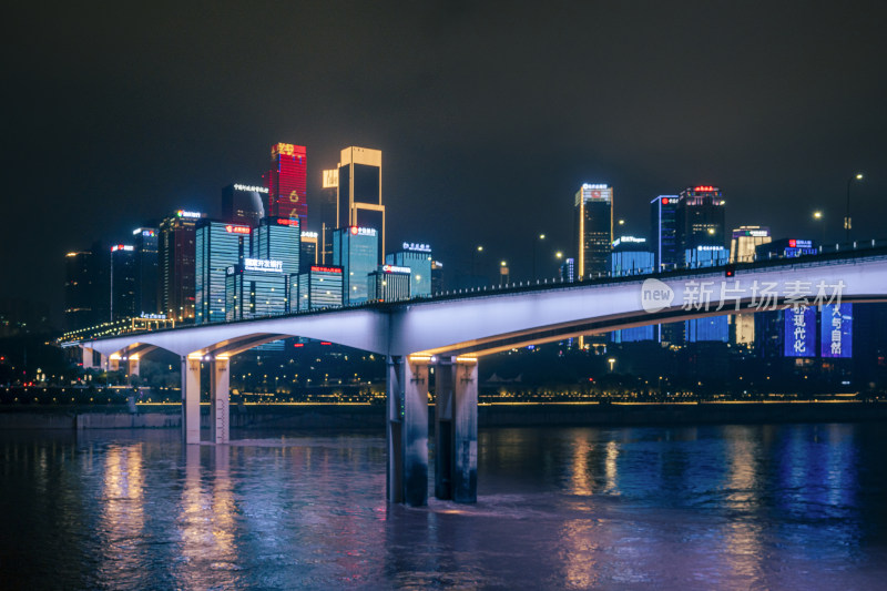 重庆雾霭下灯火璀璨的现代化城市夜景