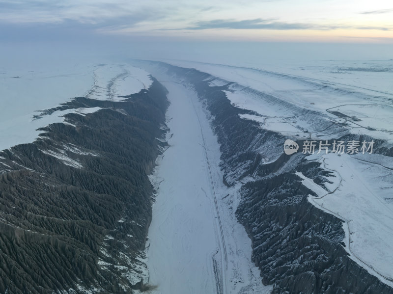 新疆北疆独山子大峡谷纹理雪山高空航拍