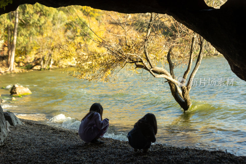 夕阳 湖面 人物剪影