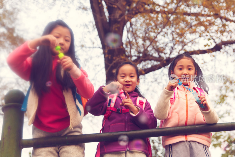 小学生在户外玩耍