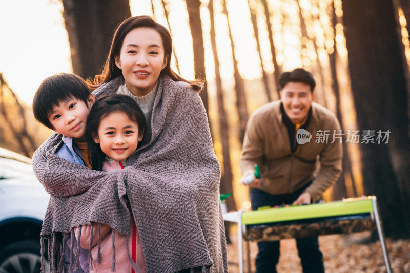 幸福家庭在户外郊游