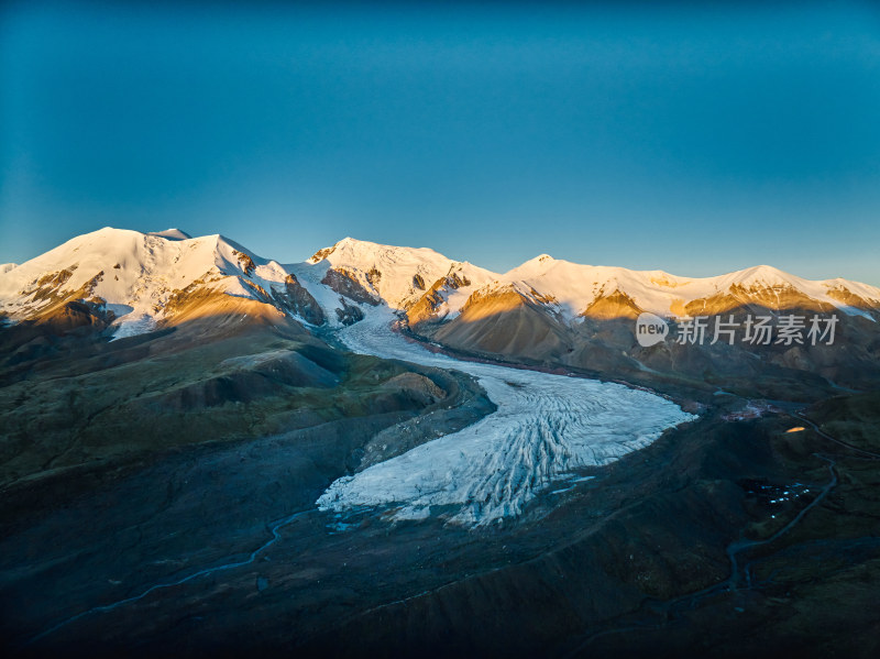 航拍阿尼玛卿雪山