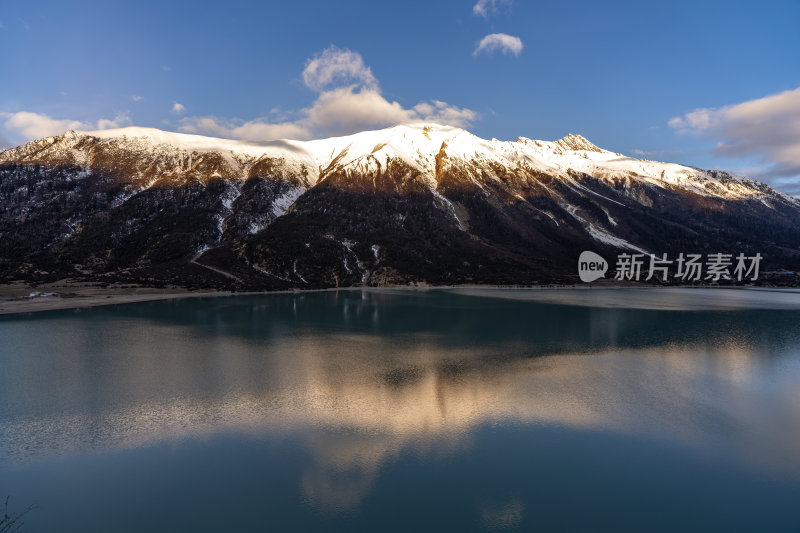 西藏昌都然乌湖来古雪山冰湖环绕静谧胡静