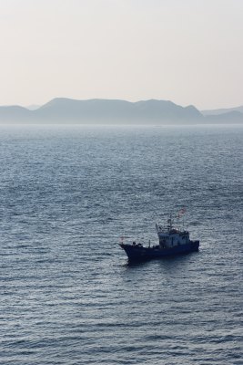 闪银光的海面/有船驶过