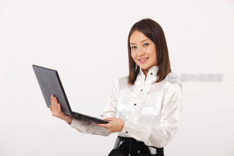 商务女士抱着笔记本电脑