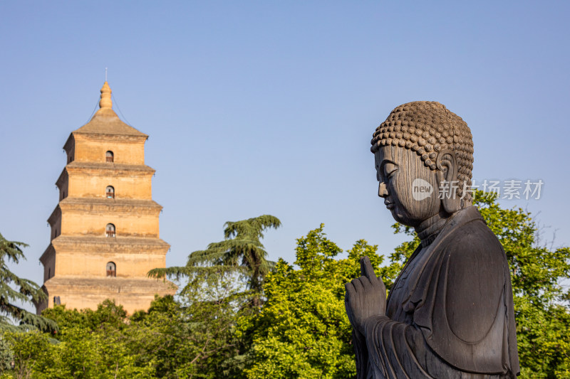 西安大雁塔大慈恩寺遗址公园释迦牟尼像景观