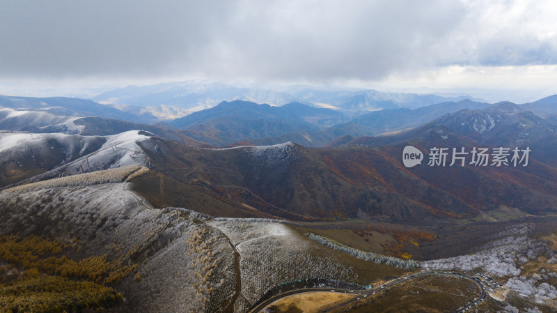 群山连绵间的壮美雪景航拍