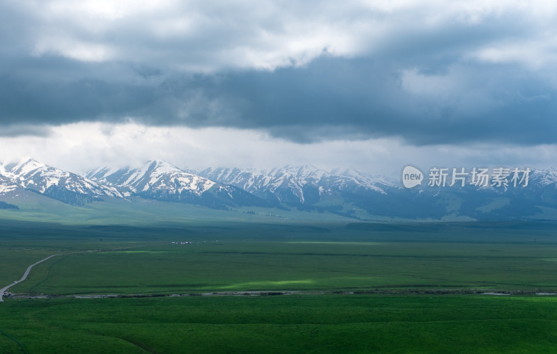 新疆伊犁那拉提雪山草原风光